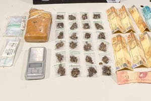 Adolescentes são apreendidos com tablete e porções de maconha em Várzea Grande