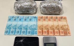 Traficantes são presos por PMs da Força Tática com maconha, cocaína e dinheiro em espécie