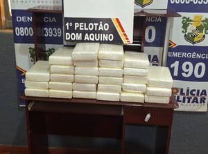 Dupla de criminosos é presa em flagrante pela PM com vinte e oito tabletes de cocaína