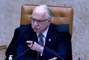 Fatos sobre ministros do STF devem ser apurados "sem exceção", diz Fachin à PF