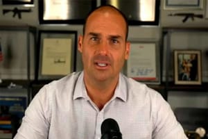 Ministro Alexandre de Moraes manda emitir mandado de prisão para Eduardo Bolsonaro