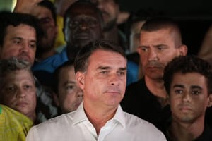 Aliados e advogados tentam falar com Flávio Bolsonaro, mas não conseguem contato