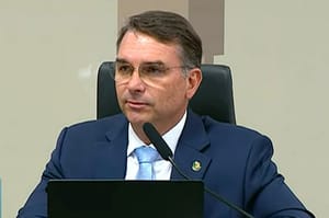 Flávio Bolsonaro fugiu com a família para os EUA e pedirá asilo político a Donald Trump