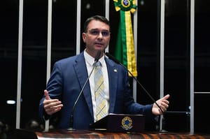 Aliado de de Donald Trump diz que Flávio Bolsonaro chegou aos EUA "em segurança"