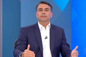 Avião em que Flávio embarcou, segundo governo Milei, segue para Miami; ACOMPANHE O VOO