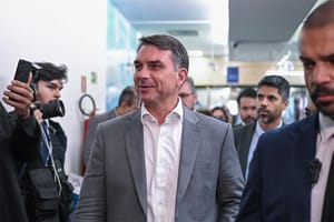 Flávio recua, diz que vai ao debate da Band e provoca Lula: "Vou esfregar a verdade na sua cara"