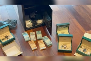 Polícia Federal acha cofre com dinheiro e joias em operação que prendeu família de Oruam