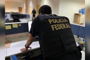 Polícia Federal aciona autoridades da Argentina para checar possível viagem de Flávio Bolsonaro