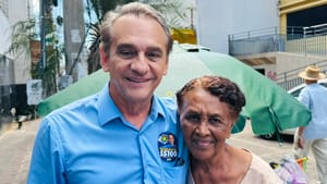 Wilson Santos retorna ao local onde foi jornaleiro em caminhada antes da eleição