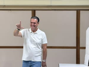 Fávaro vota em Cuiabá e aposta em indecisos para conquistar reeleição