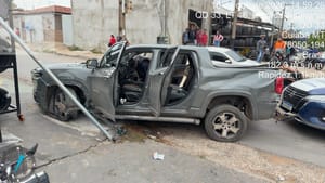 Motorista de Dodge Ram atropela motociclista, derruba poste no bairro Dr Fábio em Cuiabá