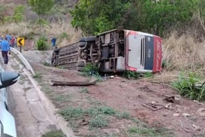 Ônibus interestadual tomba em curva e deixa dois feridos em Pedra Preta