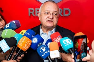 Pedro Taques recebe duas novas multas por ataques contra Mauro e familiares