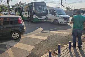 Van e ônibus colidem em frente ao Liceu Cuiabano e trânsito fica parcialmente bloqueado