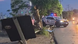 Jovem perde controle da moto e morre após colisão contra árvore em Cuiabá