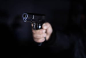 Briga por bebida termina com jovem baleado no rosto e no braço