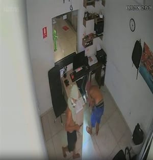 Adolescentes usam camisetas como máscaras para furtar empresa em Barra do Garças