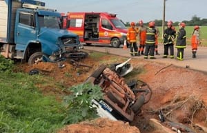 Duas pessoas morrem após Fiat Strada bater de frente com caminhão boiadeiro em Sinop