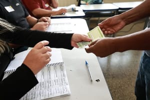 Chegou para votar e descobriu que alguém já votou no seu lugar? Saiba o que fazer