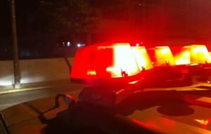 Mulher deixa marido idoso trancado em casa para beber em bar e acaba presa em Rondonópolis