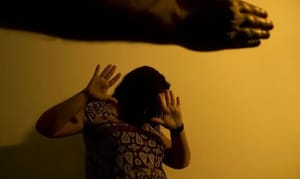 Homem diz estar incorporado e ameaça agredir filho de 11 anos e esposa em Rondonópolis